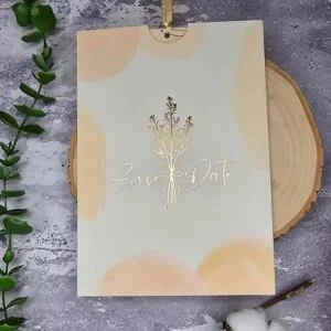 کارت عروسی کد M236 با پاکت طلاکوب با خروج کشویی لایی از بالا، رنگ هماهنگ با طراحی کارت و لایی کاغذی با طرح پیشفرض متفاوت