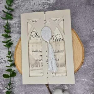 کارت عروسی کد M319 با پاکت پنجرهای با تمبر کاغذی و منگوله، شیری و لایی شیری با طرح پیشفرض متفاوت