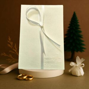 کارت عروسی ربان‌دار نگین‌دار کرمی | کد E546 | چاپ کاج 🌲