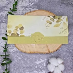کارت عروسی کد M095 با طلاکوب و نقره‌کوب و طرح گل و لایی کاغذی